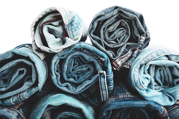 Närbild rullade av blå jeans byxor, mörk blå denim byxor visar konsistens på vit — Stockfoto