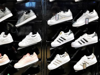 Rishon Le Zion, İsrail - 29 Aralık 2017: mağaza raf yakın çekim üzerinde erkek ve kadın moda çizmeler