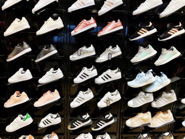 Rishon Le Zion, İsrail - 29 Aralık 2017: mağaza raf yakın çekim üzerinde erkek ve kadın moda çizmeler