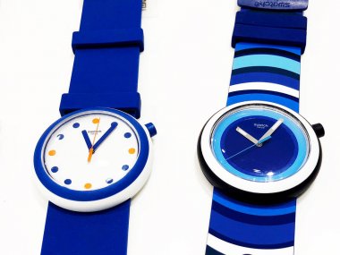 Rishon Le Zion, İsrail - 29 Aralık 2017: bir mağazada maruz saatler izle. 