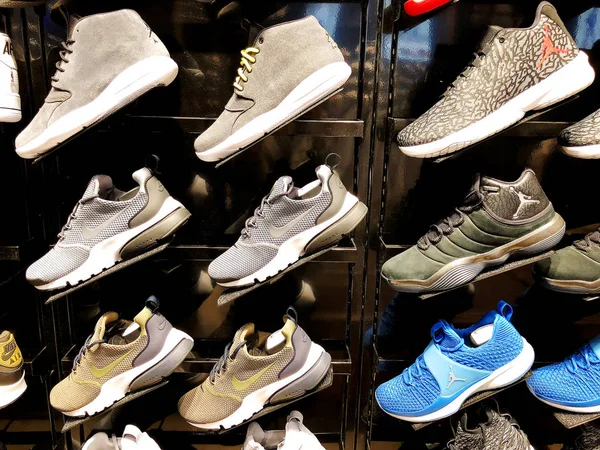 Rishon Le Zion, Izrael - 29 grudnia 2017: moda męska, buty w sklepie na półce zbliżenie. — Zdjęcie stockowe