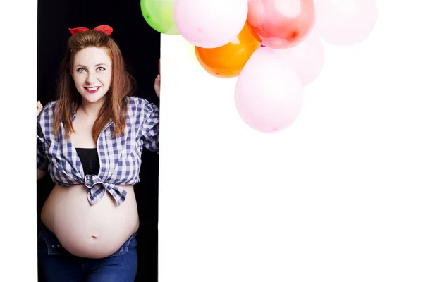 La pelirroja a la moda embarazada en el estilo pin up en el estudio —  Fotos de Stock