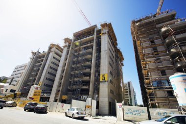 Nahariya, İsrail-Mart 9, 2018: Nahariya, İsrail şehirde yeni bir binanın inşaat alanında görünümünü