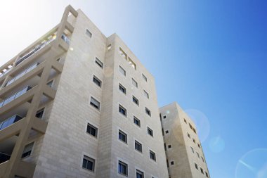 Nahariya, İsrail-Mart 9, 2018: Yüksek Konut Binası Nahariya, İsrail mavi gökyüzü karşı