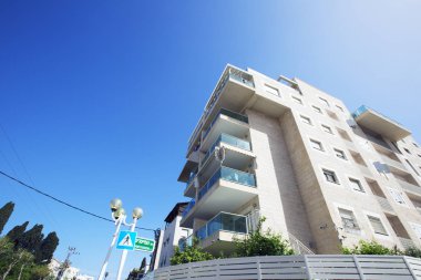 Nahariya, İsrail-Mart 9, 2018: Yüksek Konut Binası Nahariya, İsrail mavi gökyüzü karşı