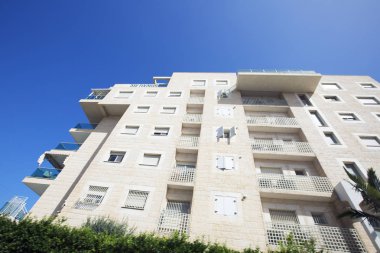 Nahariya, İsrail-Mart 9, 2018: Yüksek Konut Binası Nahariya, İsrail mavi gökyüzü karşı