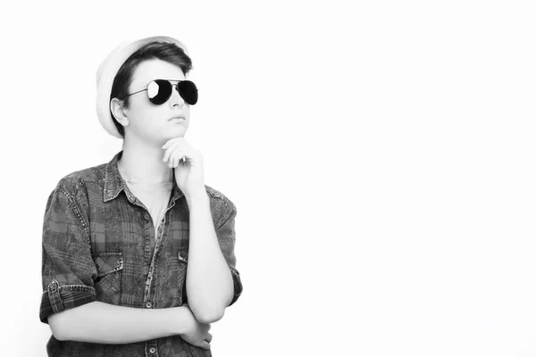 Hombre guapo con gafas de sol y sombrero — Foto de Stock