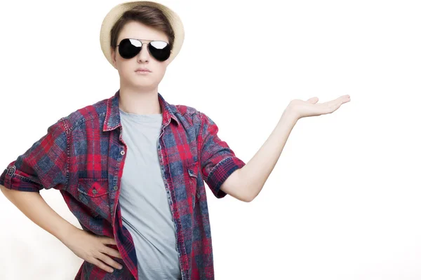 Beau homme avec lunettes de soleil et chapeau — Photo