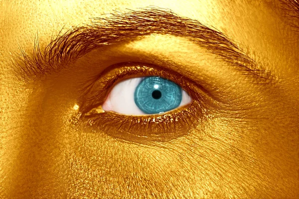 Glamour shiny gold professional makeup. Beautiful golden skin close up — Stock Photo, Image