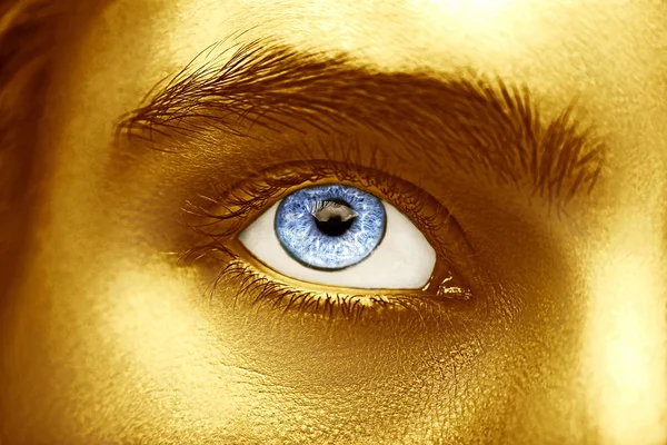 Glamour oro brillante maquillaje profesional. Hermosa piel dorada de cerca — Foto de Stock