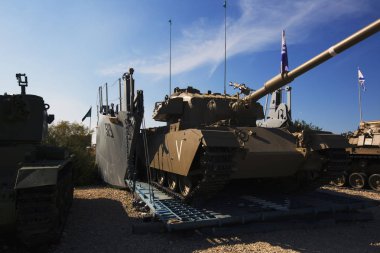 Latrun, İsrail-Mart 13, 2018: Memorial Site ve zırhlı kolordu Müzesi Latrun, İsrail