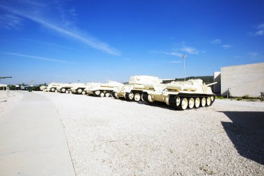 Latrun, İsrail-Mart 13, 2018: Memorial Site ve zırhlı kolordu Müzesi Latrun, İsrail.