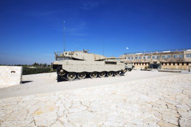 Latrun, İsrail-Mart 13, 2018: Memorial Site ve zırhlı kolordu Müzesi Latrun, İsrail