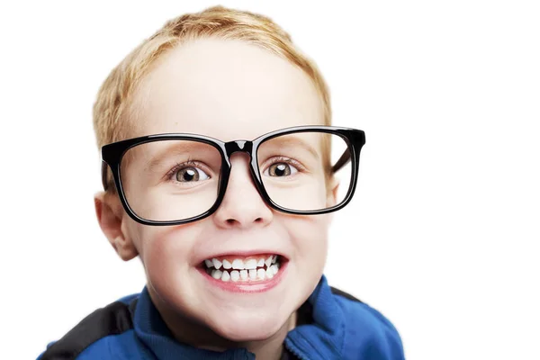 Giovane ragazzo con grandi occhiali su uno sfondo bianco — Foto Stock