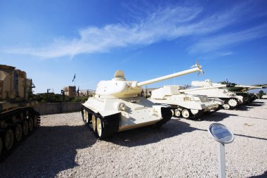 Latrun, İsrail-Mart 13, 2018: Rus yapımı T-34-85 tankı kırık topu bulunan Latrun, İsrail