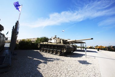 Latrun, İsrail-Mart 13, 2018: Memorial Site ve zırhlı kolordu Müzesi Latrun, İsrail