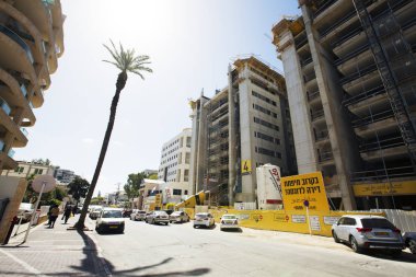 Nahariya, İsrail-Mart 9, 2018: Nahariya, İsrail şehirde yeni bir binanın inşaat alanında görünümünü.