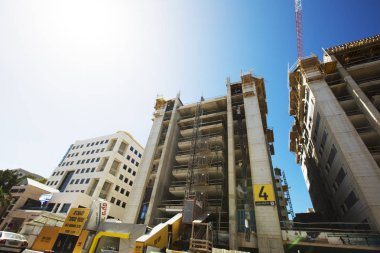 Nahariya, İsrail-Mart 9, 2018: Nahariya, İsrail şehirde yeni bir binanın inşaat alanında görünümünü