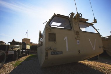 Latrun, İsrail-Mart 13, 2018: Memorial Site ve zırhlı kolordu Müzesi Latrun, İsrail