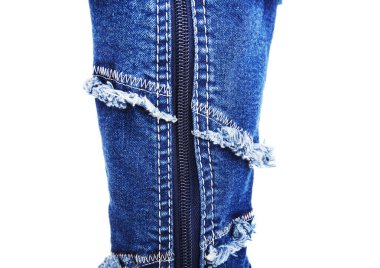 Beyaz arka plan üzerinde kadınların yüksek topuk denim boots