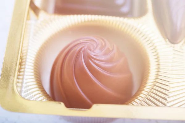 Uma coleção de chocolates mistos contra um fundo branco — Fotografia de Stock