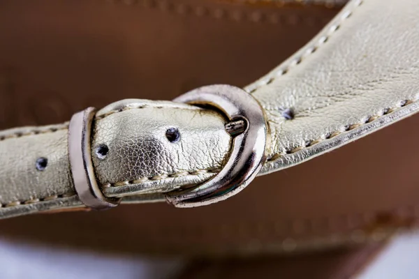 Acessórios de verão: fragmento de sapato feminino extravagante. Conceito de moda e beleza . — Fotografia de Stock