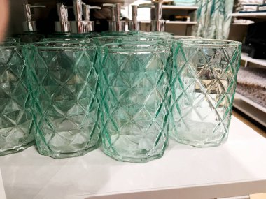 dispenser sabun ya da bir şey kullanarak bir şeffaf cam kap içinde.