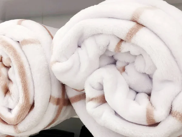 Un morbido asciugamano di spugna poggia sullo scaffale. Asciugamano per il bagno. Sullo scaffale nell'angolo . — Foto Stock