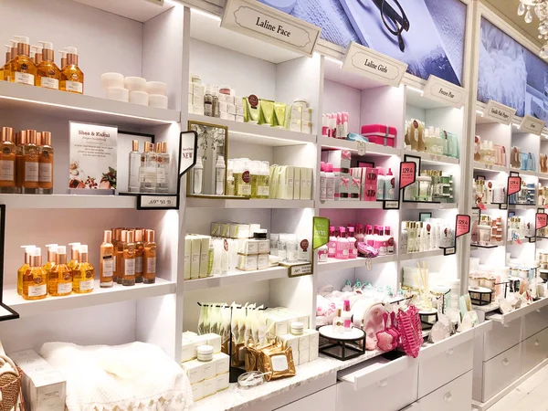 Rishon Le Zion, İsrail - 12 Ocak 2018: Cilt Bakımı ve kozmetik ürünleri bir mağazada sergilenen. 