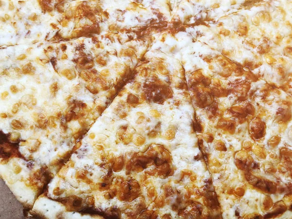 Dostawy pudełko z pyszną pizzę. Pizza na zamówienie. Pizza w tekturowym pudełku — Zdjęcie stockowe