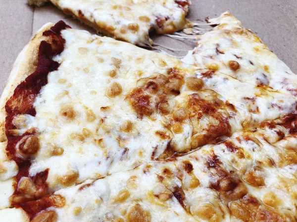 맛 있는 피자와 함께 배달 상자입니다. 피자 주문입니다. 골 판지 상자에 피자 — 스톡 사진