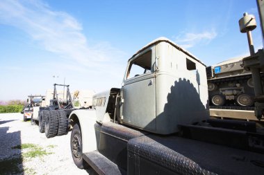 Latrun, İsrail-Mart 13, 2018: Memorial Site ve zırhlı kolordu Müzesi Latrun, İsrail