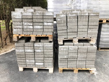 Çimento döşeme blokları bina için sokakta.