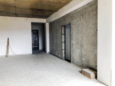 Bir apartman dairesinde onarım için malzeme yeniden inşası ve Tadilat Tadilat yapım aşamasındadır