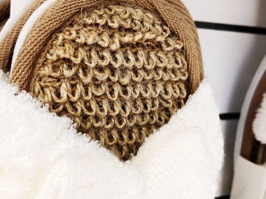 Doku evin içine giyilir ev terlik. Kahverengi terlik yakın çekim.