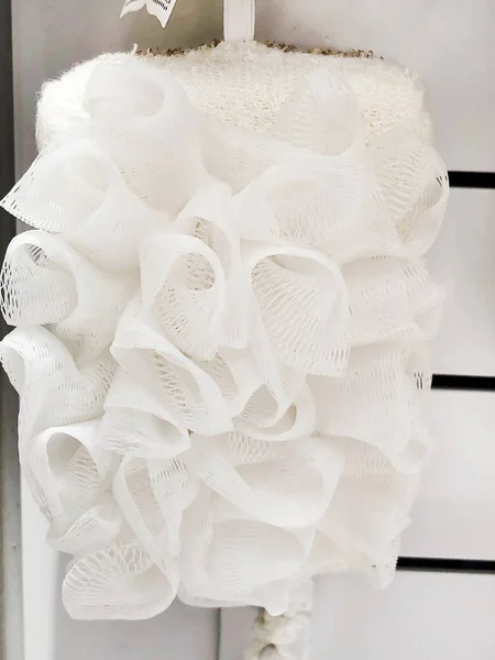 Λευκό σφουγγάρι κρέμονται στα ράφια στο κατάστημα. — Φωτογραφία Αρχείου