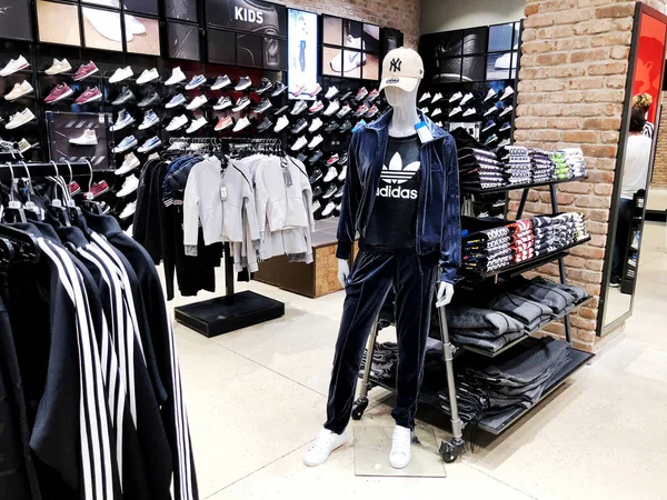 Rishon Le Zion, Israël - 17 December 2017: moderne kleding in een winkel op een hanger in het winkelcentrum in Rishon Le Zion, Israël. — Stockfoto