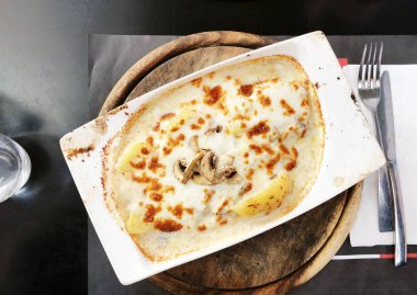 Patates ve mantar kremalı sos ve peynir