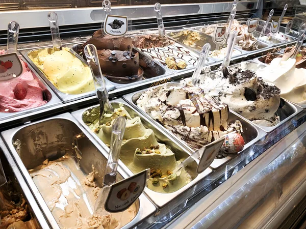 Rishon Le Zion, Izrael - December 17, 2017: fagylalt ízek: fagylaltozónkban Rishon Le Zion, Izrael — Stock Fotó