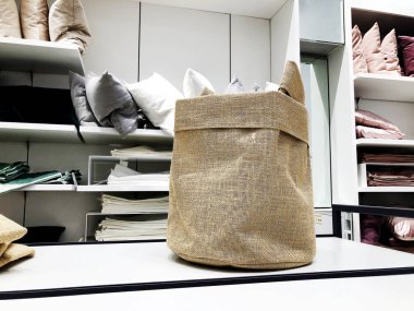 Rishon Le Zion, İsrail - 17 Aralık 2017: mağaza içinde Azrieli alışveriş merkezinde Rishon Le Zion, İsrail.