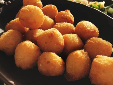 Frieds tatlı patates topları plaka üzerinde kapat.