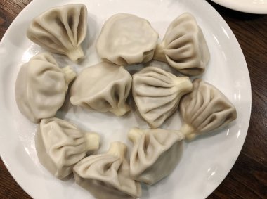 Pişmiş Hıngel geleneksel Gürcü yemeği. Gürcü geleneksel yemekleri. Hıngel göre eski tarifi.