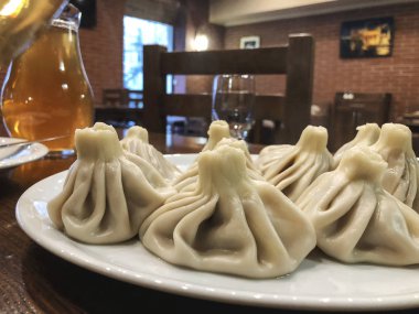 Pişmiş Hıngel geleneksel Gürcü yemeği. Gürcü geleneksel yemekleri. Hıngel göre eski tarifi.