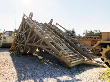 Latrun, İsrail-Mart 13, 2018: Memorial Site ve zırhlı kolordu Müzesi Latrun, İsrail