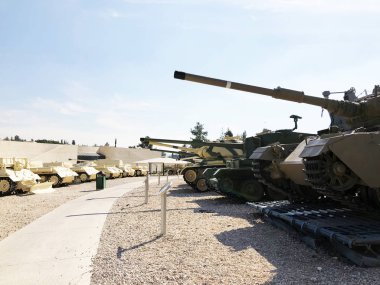 Latrun, İsrail-Mart 13, 2018: Memorial Site ve zırhlı kolordu Müzesi Latrun, İsrail