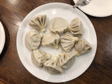 Pişmiş Hıngel geleneksel Gürcü yemeği. Gürcü geleneksel yemekleri. Hıngel göre eski tarifi.