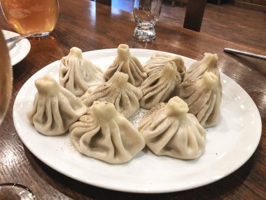 Pişmiş Hıngel geleneksel Gürcü yemeği. Gürcü geleneksel yemekleri. Hıngel göre eski tarifi.