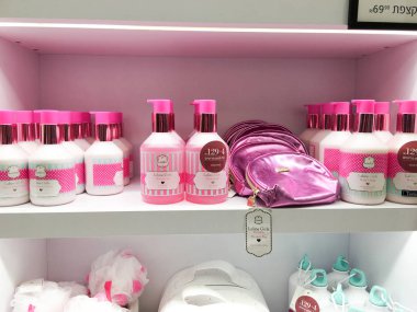 Rishon Le Zion, İsrail - 17 Aralık 2017: Kozmetik dükkanında alışveriş merkezi Rishon Le Zion, İsrail.