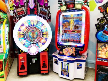 Rishon Le Zion, İsrail - 17 Aralık 2017: çocuklar için bir oyun makinesi. Eğlenceli öğeleri