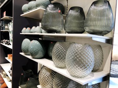 Rishon Le Zion, İsrail - 17 Aralık 2017: Dekoratif vazo çiçekler için mağaza raflarında satılan.